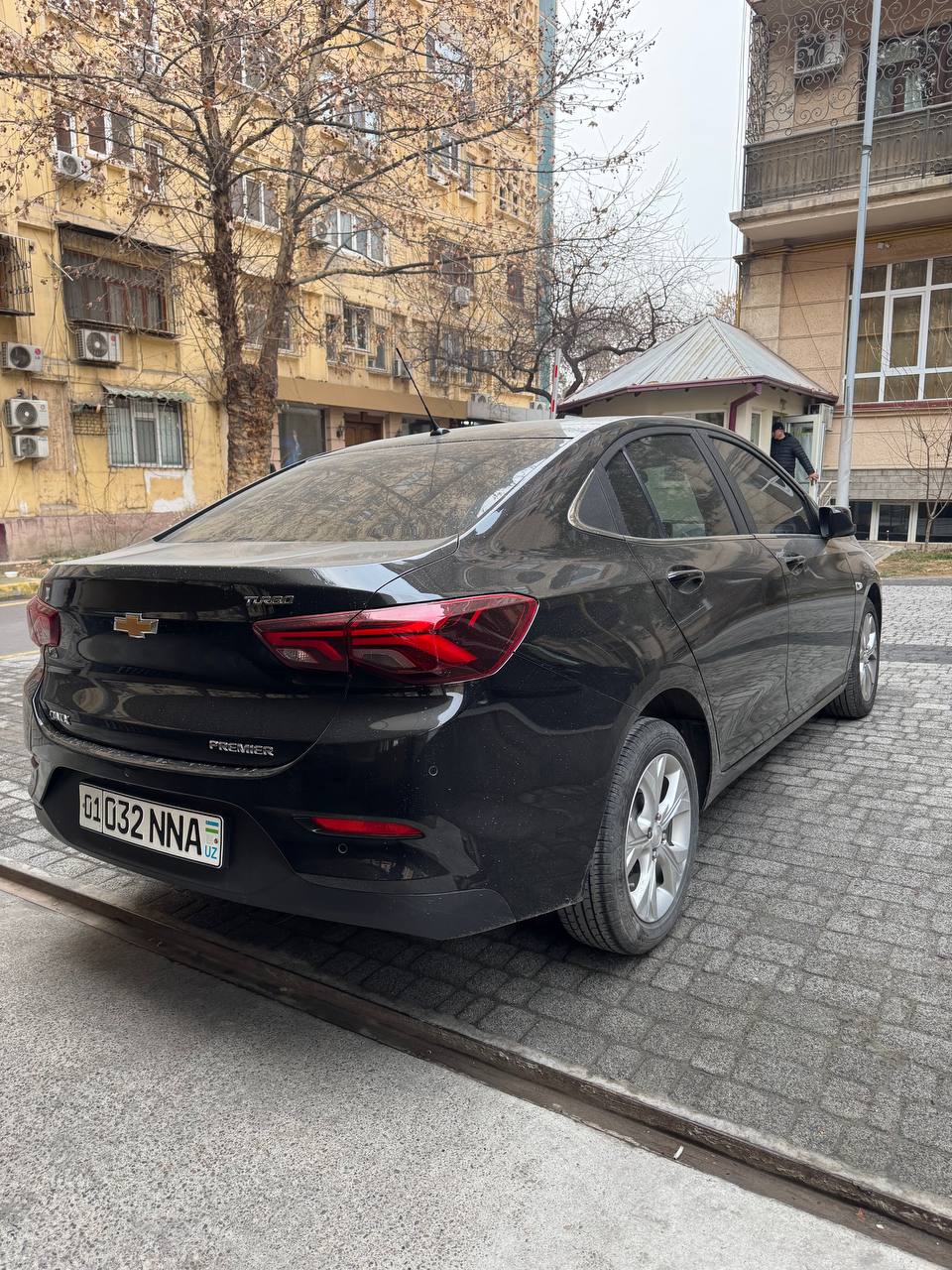 Chevrolet Onix Premier в Ташкенте — вид сзади